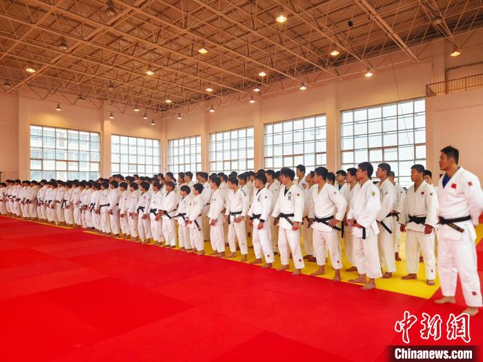 全国柔道训练营在天津开营，三百余名男女选手