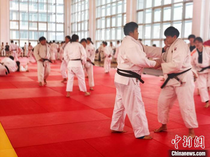 全国柔道训练营在天津开营，三百余名男女选手