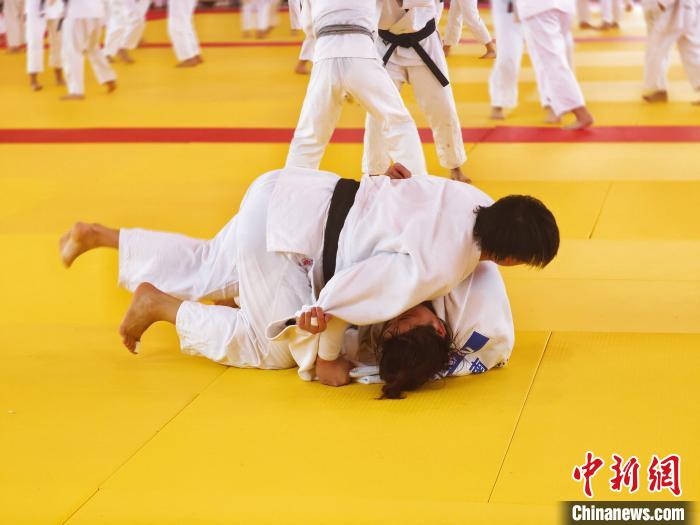 全国柔道训练营在天津开营，三百余名男女选手