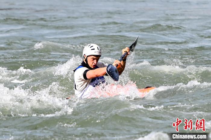 十五国约一百一十名运动员逐浪怒江皮划艇野水