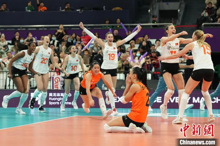 土耳其伊萨奇巴希女排力克劲敌 加冕女排世俱杯